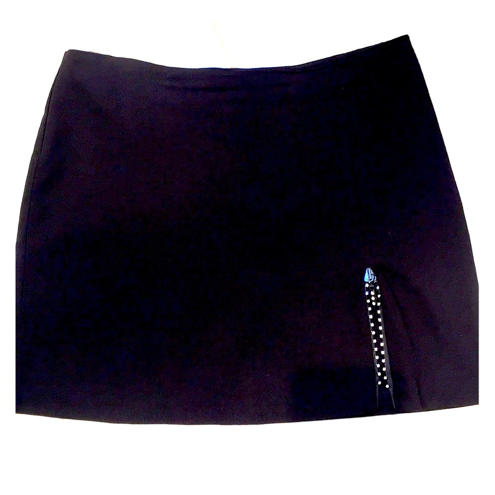 ⭐️SALE⭐️ Lil black mini skirt w/ dazzling zipper!